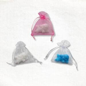 Baby op kussen figuurzeepje in een organza zakje