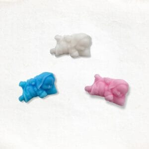 Baby op kussen met beer zeepje in wit blauw en roze