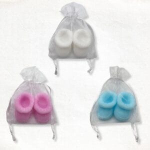 Baby sloffen zeepje in een organza zakje