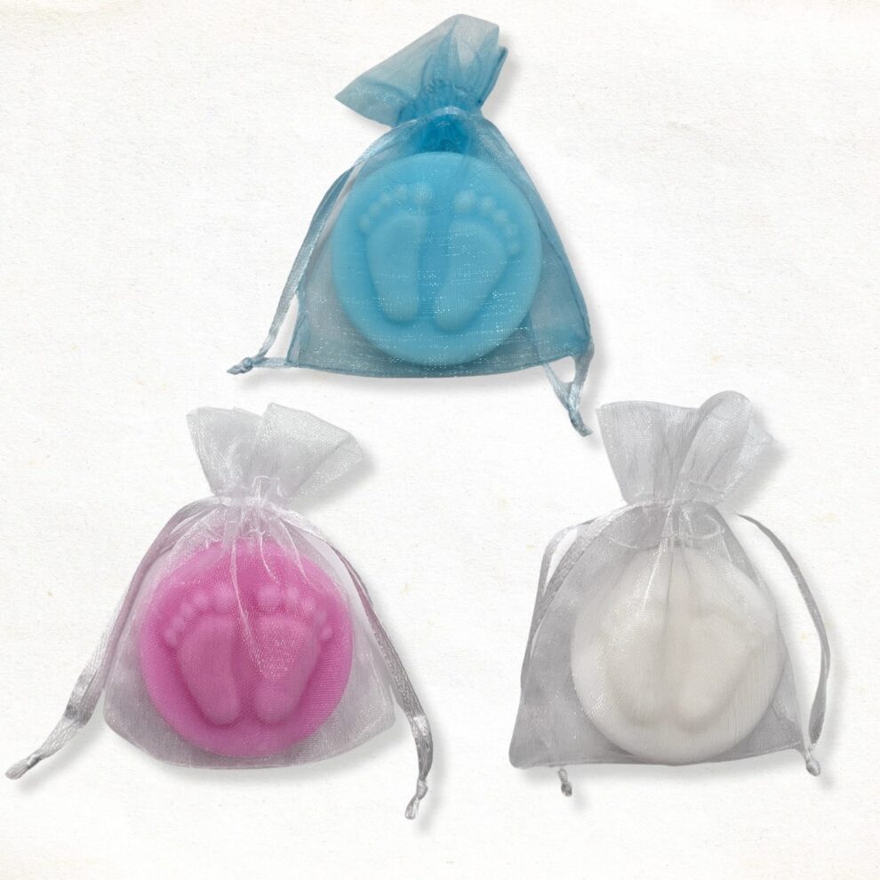 Baby voetje op rond zeepje in een wit en blauw organza zakje