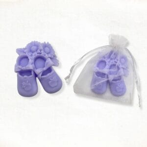 Babyschoenen met bloemen zeepje in lila
