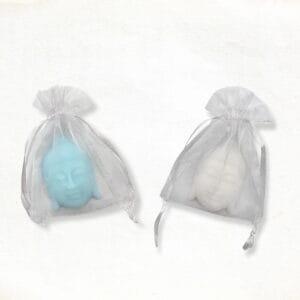 Boeddha hoofd zeepje in een wit en blauw organza zakje
