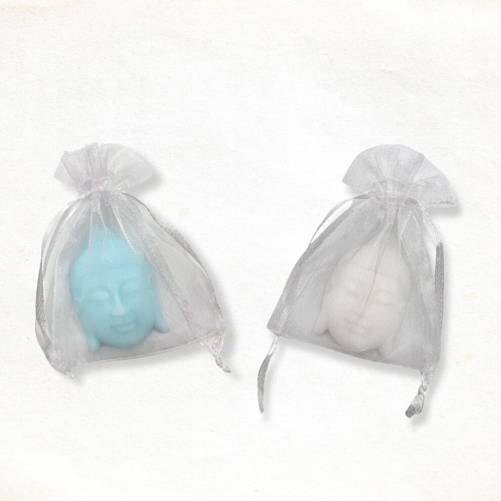 Boeddha hoofd zeepje in een wit en blauw organza zakje