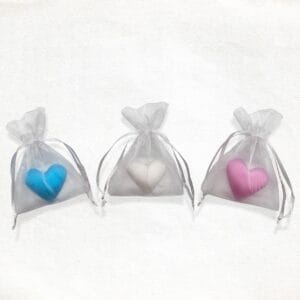 Bol hart zeepje in blauw, wit en roze in een wit organza zakje