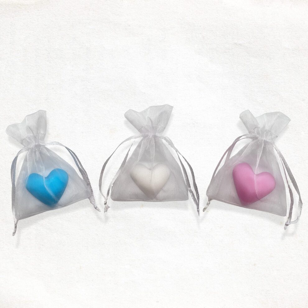 Bol hart zeepje in blauw, wit en roze in een wit organza zakje