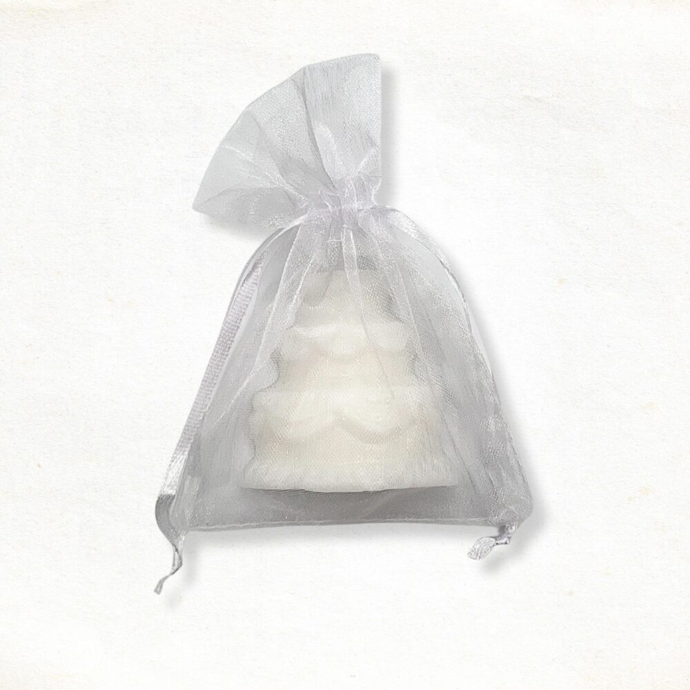 Bruidstaart zeepje in een wit organza zakje