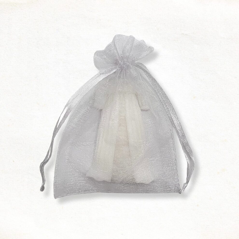 Doopjurk met split zeepje in een wit organza zakje
