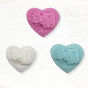 Hart met bijbel en speen zeepje in wit, roze en blauw