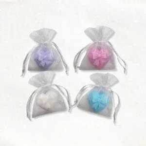 Hart met grote strik zeepje in blauw, roze, wit en lilla in een organza zakje