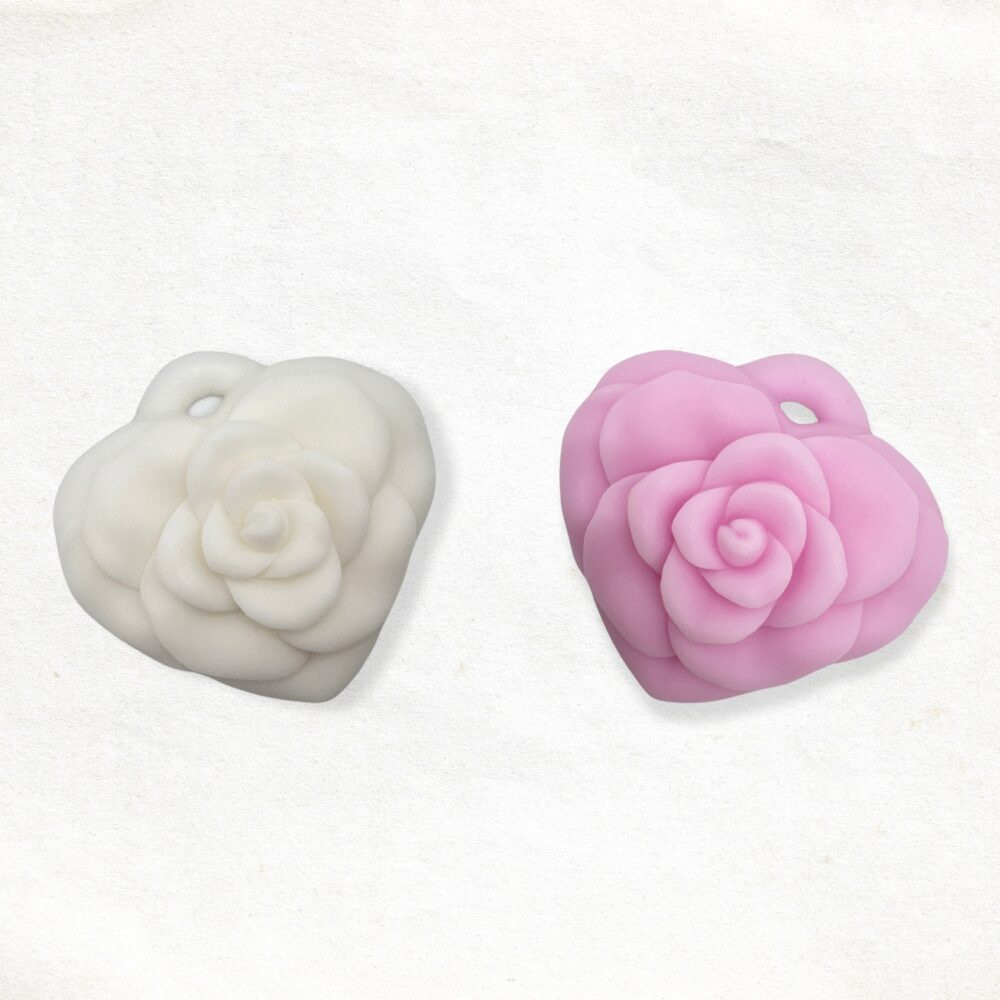 Hart met opgelegde roos zeepje in wit en roze