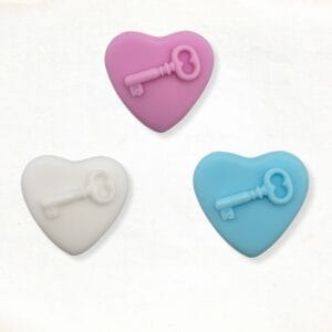 Hart met sleutel zeepje in roze, wit en blauw