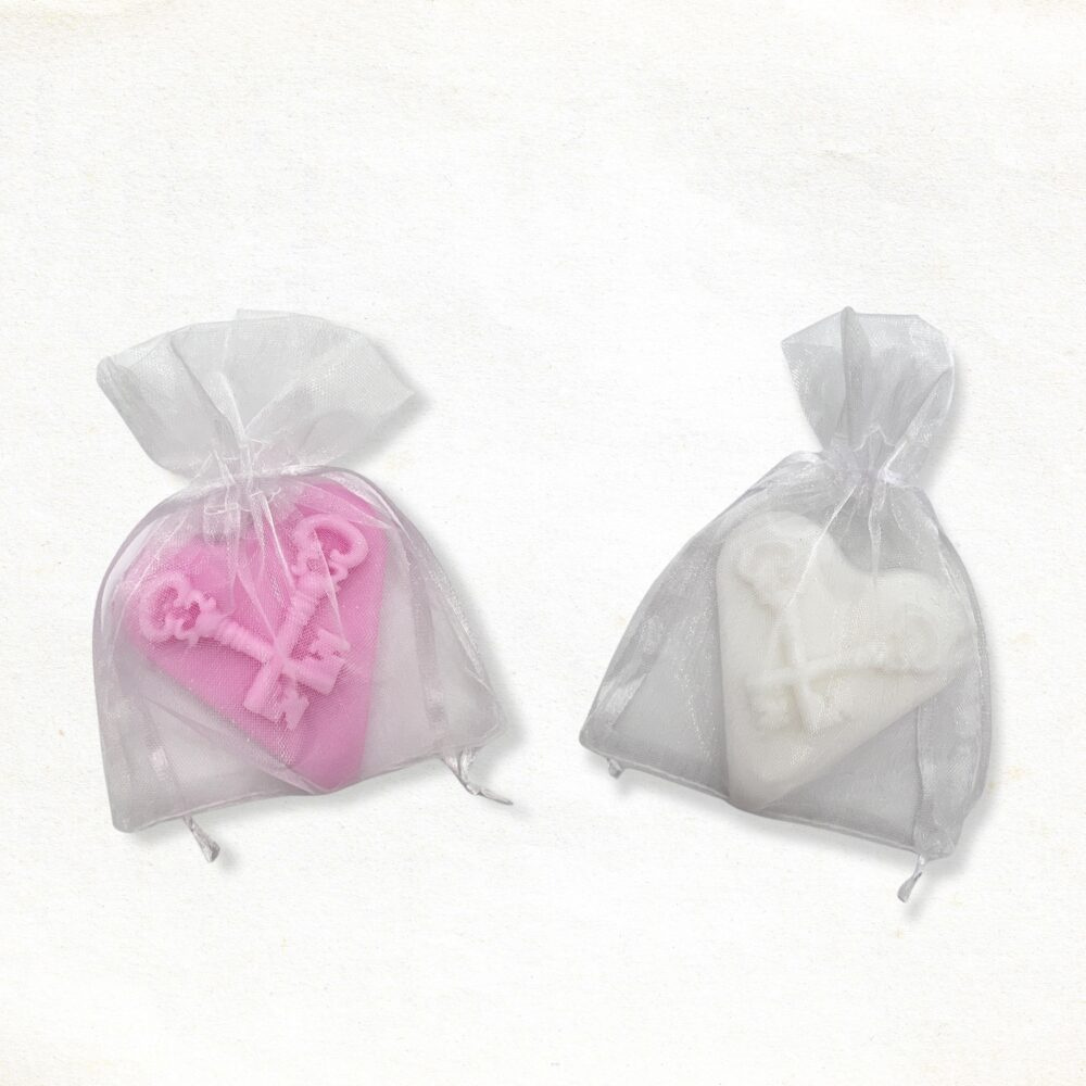 Hart met sleutels zeepje in een wit en roze organza zakje