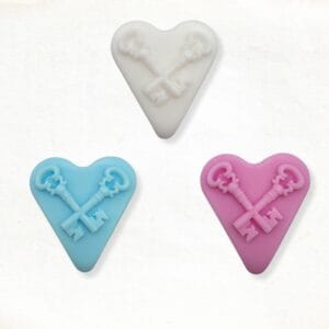 Hart met sleutels zeepje in wit, roze en blauw
