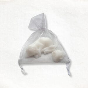 Kat met muis zeepje in een wit organza zakje