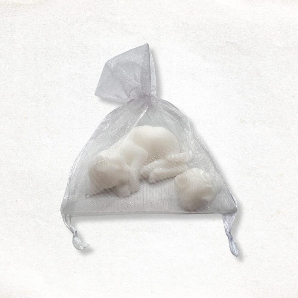 Kat met muis zeepje in een wit organza zakje