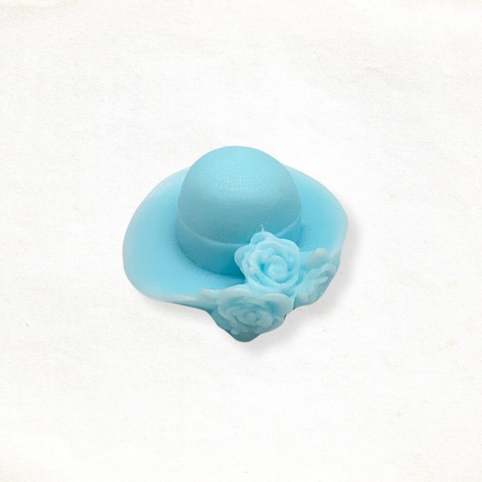 dameshoed met bloemen zeepje in blauw