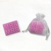 Label met tekst “Mr. & Mrs.” zeepje in roze