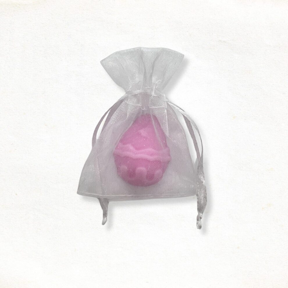 Paas ei zeepje in een roze organza zakje