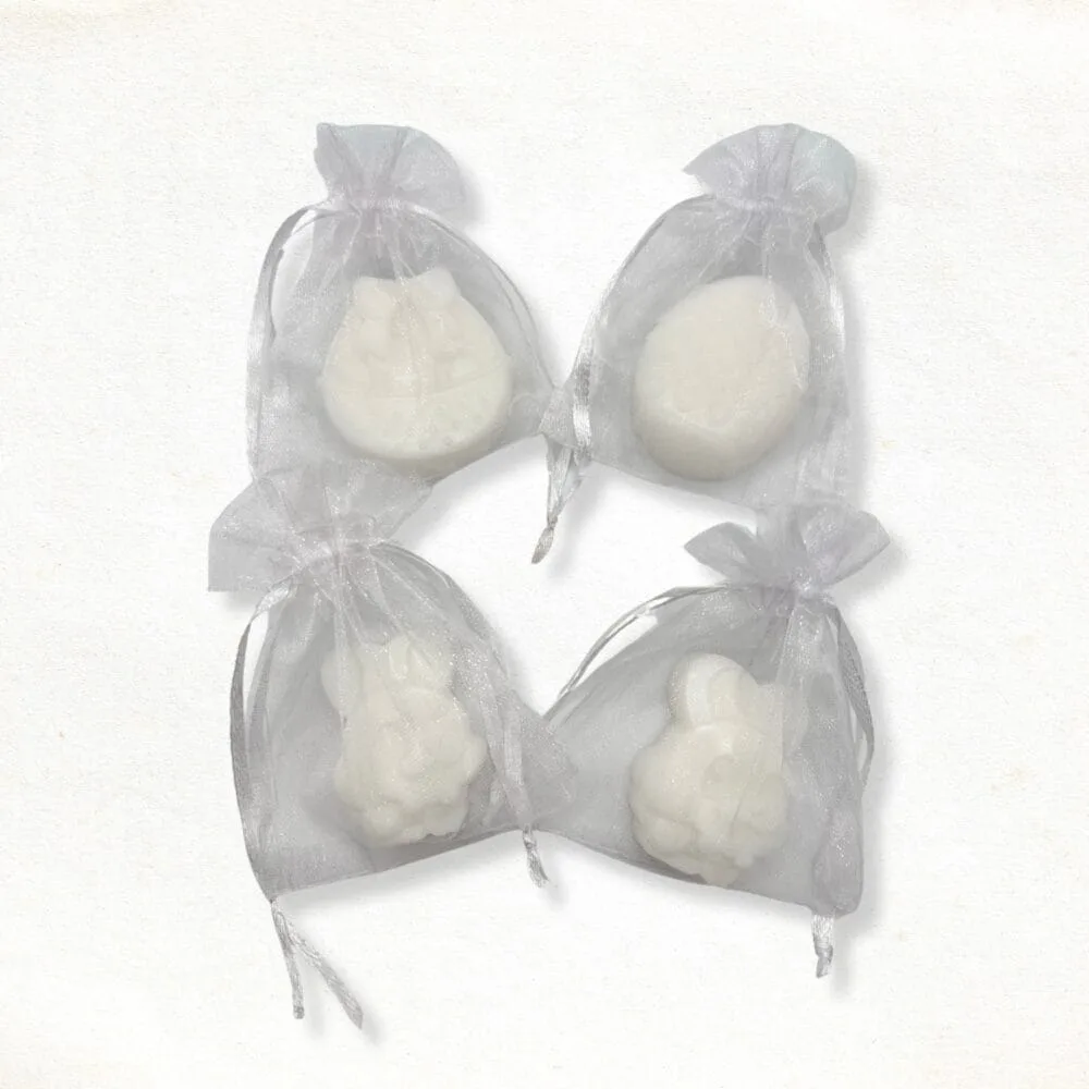 Paasfiguur zeepje in een wit organza zakje