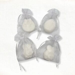 Paasfiguur zeepje in een wit organza zakje