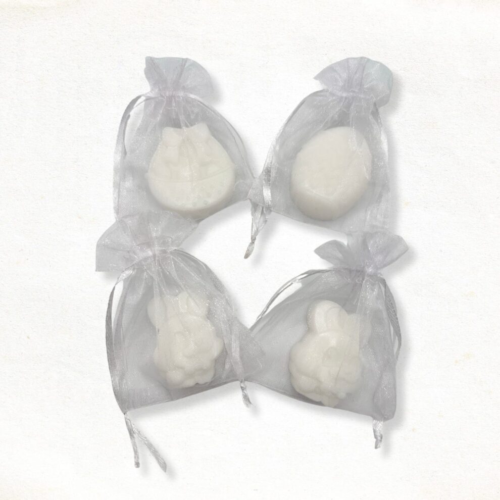 Paasfiguur zeepje in een wit organza zakje
