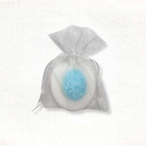 Roos gastenzeepje in een wit organza zakje