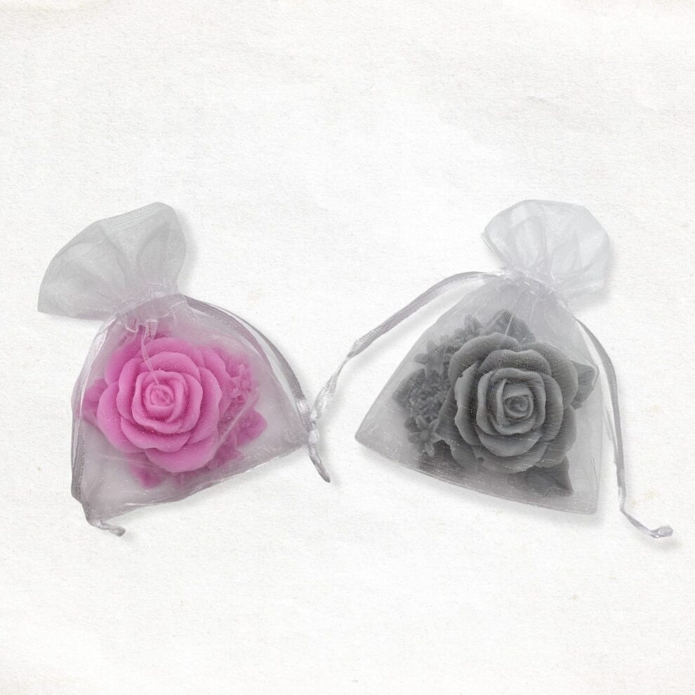 Roos met blad zeepje in organza zakje