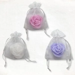 Roos zeepje in een organza zakje wit