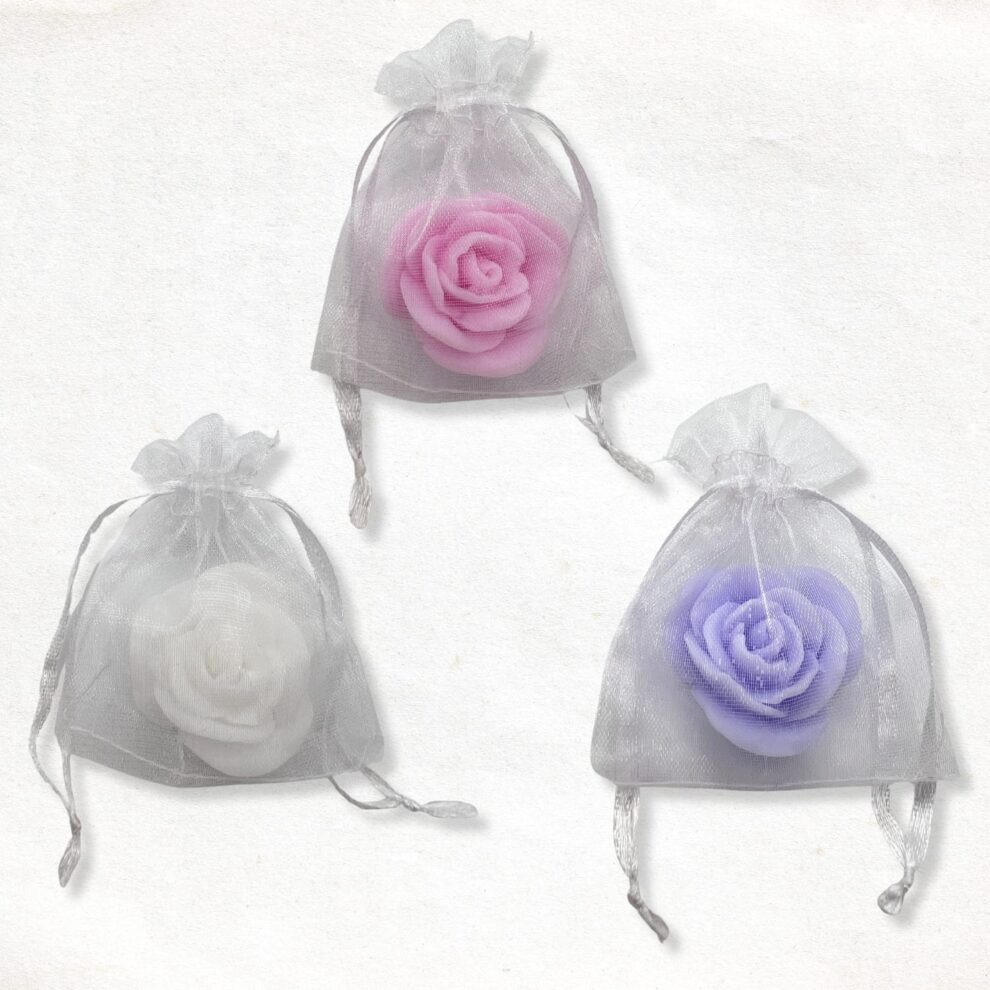 Roos zeepje in een organza zakje wit