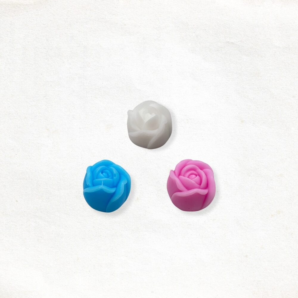 Rozenknop rond zeepje in wit, blauw en roze