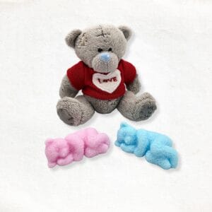 Slapend beer zeepje in roze en blauw