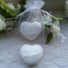 Wit hart met trouwkoets zeepje in een wit organza zakje