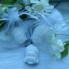 Wit lachend boeddha hoofd zeepje in een wit organza zakje