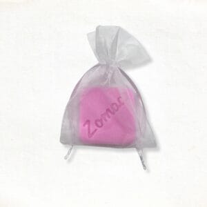 Zomaar zeepje in een roze organza zakje