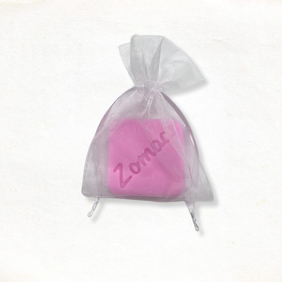 Zomaar zeepje in een roze organza zakje