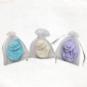 Blad met roos zeepje in een organza zakje