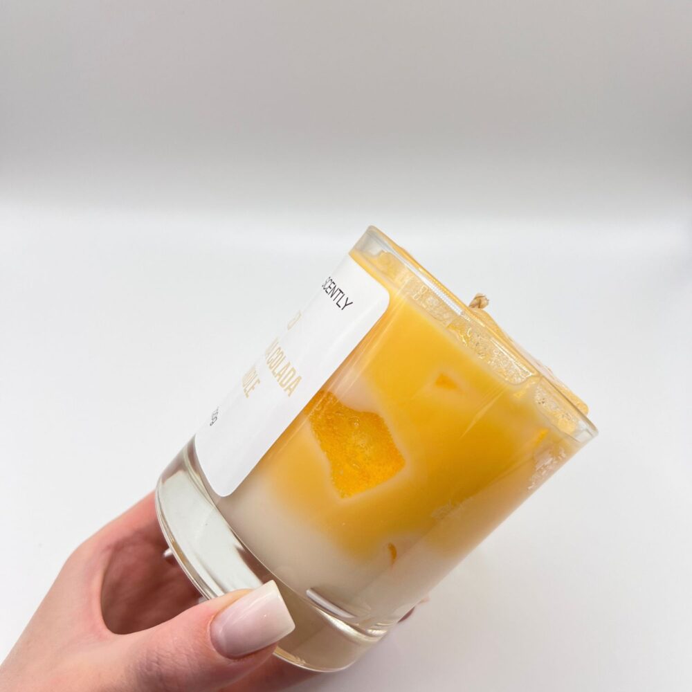 Ijs pina colada kaars in geel en wit